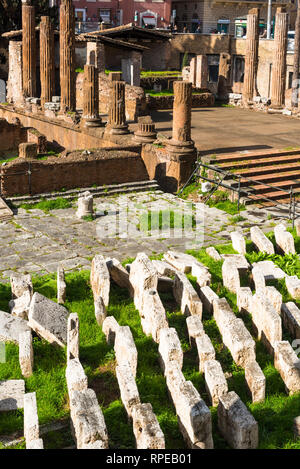 Largo di Torre Argentina ist ein Quadrat in Rom, Italien, mit vier Römische Republikanische Tempel und die Überreste von Pompey's Theater. Rom. Latium. Italien. Stockfoto