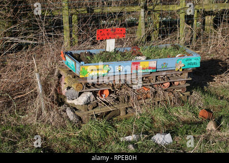 Insekt Haus von einem recycelten Paletten gemacht und für die Nutzung von wild lebenden Tieren auf eine Gemeinschaft Feld in Pilling, Lancashire, England im Winter gesehen. Stockfoto