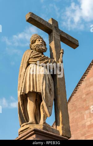 Statue von Kaiser Constantin Brunnen vor der Kirche Sainte Croix in Colmar, Frankreich Stockfoto