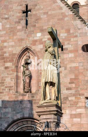 Statue von Kaiser Constantin Brunnen vor der Kirche Sainte Croix in Colmar, Frankreich Stockfoto