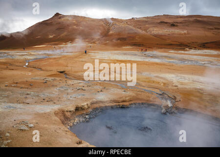 Heisse kochende Schlammlöcher am Námafjall Hverir geothermische Gebiet in der Mývatn-Region im Nordosten Island, Skandinavien Stockfoto