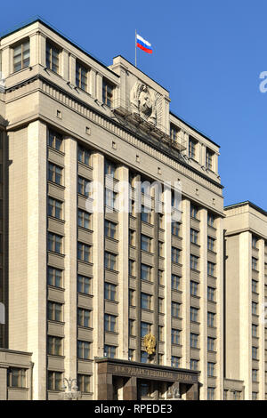 Staatsduma Gebäude mit russischen Flagge Stockfoto