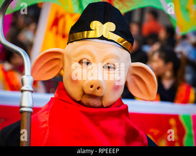 PARIS, Frankreich, 17. Februar 2019. Letzten Tag der Chinese New Year celebration Festival in der Straße. Schwein auf der Straße und in der Parade Stockfoto