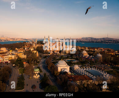 Die Hagia Sophia und den Bosporus. Von drone genommen. Möwe ist im Rahmen. Stockfoto