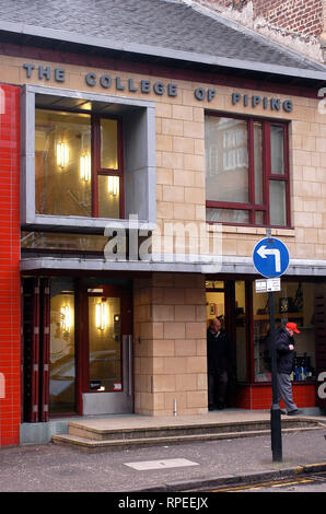 Drei Männer im National Piping Centre. West End, Glasgow, Königreich Stockfoto