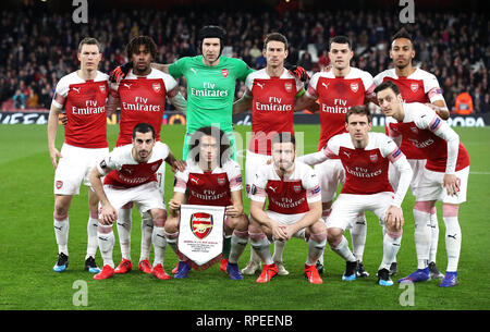 Arsenal Spieler (nach rechts, von oben nach unten) Stephan Lichtsteiner, Alex Iwobi, Torwart Petr Cech, Laurent Koscielny, Granit Xhaka, pierre-emerick Aubameyangduring, Henrikh Guendouzi Mkhitaryan, Matteo, Shkodran Mustafi, Nacho Monreal, und Mesut Ozil links vor dem Kick-off in der UEFA Europa League Umlauf von 32 zweites Bein Match im Emirates Stadium, London. Stockfoto