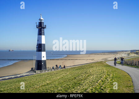 Deich/Deich und Nieuwe Sluis, Leuchtturm in der Nähe von Breskens, die den Eingang zu der westlichen Schelde/Westerschelde, Zeeland, Niederlande Marken Stockfoto