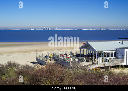 Skyline der Stadt Vlissingen und Strand Restaurant Pavillon in der Nähe von Breskens entlang der westlichen Schelde/Westerschelde, Zeeland, Niederlande Stockfoto