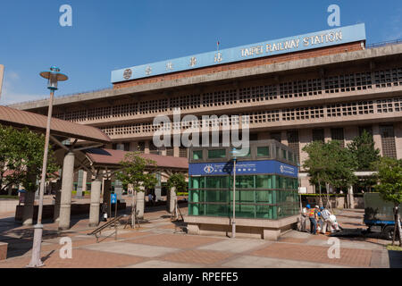 Taipei Hauptbahnhof und Taipei New World Einkaufszentrum unterirdischen Mall Eingang Außenansicht, Zhongzheng District, Taipei City, Taiwan Stockfoto