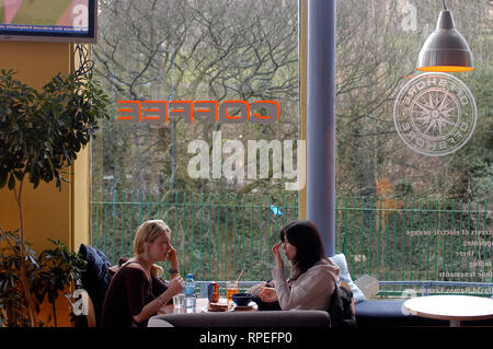 Damen frühstücken im Coffee 'Offshore', West End, Glasgow, Schottland, Großbritannien Stockfoto