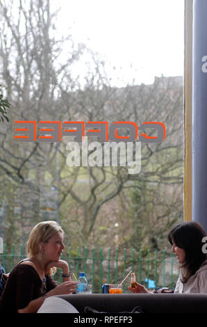 Damen frühstücken im Coffee 'Offshore', West End, Glasgow, Schottland, Großbritannien Stockfoto