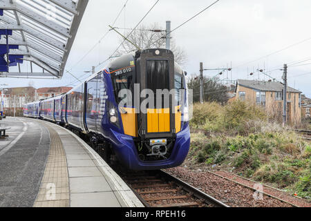 Die scotrail Klasse 385 elektrische Zug auf der Cathcart Circle Line. Die neue Hitachi Züge den Betrieb auf dieser Strecke am Montag, Februar 2019 18. Stockfoto