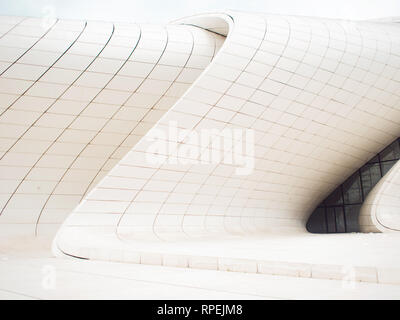 Moderne Architektur, Futurismus und Bionik in architektonischen Formen. Weißes Gebäude. Stockfoto