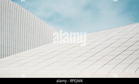 Moderne Architektur, Futurismus und Bionik in architektonischen Formen. Weißes Gebäude. Stockfoto