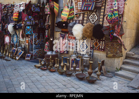 BAKU, Aserbaidschan, 28. APRIL 2018: Souvenir Shop in der Altstadt von Baku. Gegenstände zum Tisch- und Küchengebrauch Teppiche und andere Retro waren Stockfoto