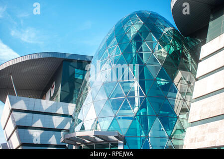 Moderne Architektur. Fragment einer Shopping Mall oder Business Center, Glas und Metall in modernen Konstruktionen. Stockfoto