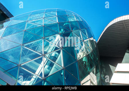 Moderne Architektur. Fragment einer Shopping Mall oder Business Center, Glas und Metall in modernen Konstruktionen. Stockfoto