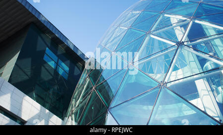 Moderne Architektur. Fragment einer Shopping Mall oder Business Center, Glas und Metall in modernen Konstruktionen. Stockfoto