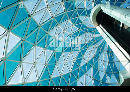 Moderne Architektur. Fragment einer Shopping Mall oder Business Center, Glas und Metall in modernen Konstruktionen. Stockfoto