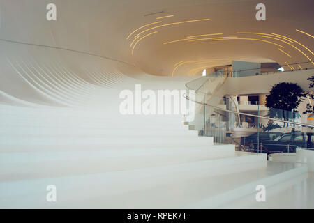 BAKU, Aserbaidschan, 28. APRIL 2018: Innenraum der Heydar Aliyev center in Baku. Moderne Architektur, futuristischen weißen Treppe glatte Formen Stockfoto