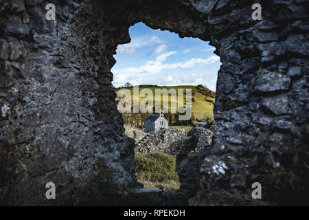 Eine kleine Kirche gesehen, durch das Loch in der Wand auf dem Fels Dunamase, County Laois in Irland Stockfoto