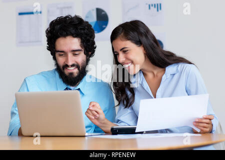 Gerne arabisch Business Team bei der Arbeit am Schreibtisch im Büro der Firma Stockfoto