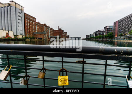 DUISBURG, Deutschland - 03 Juni 2017: Duisburg inner habor an der blauen Stunde mit Reflexionen Nordrhein-Westfalen Deutschland Stockfoto