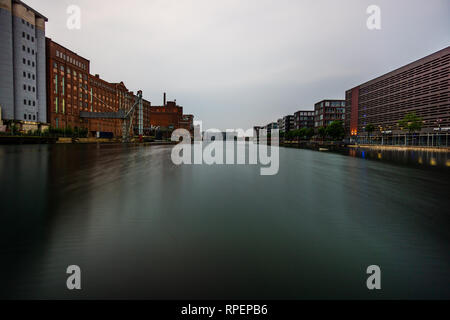 DUISBURG, Deutschland - 03 Juni 2017: Duisburg inner Habor mit Reflexionen Nordrhein-Westfalen Deutschland im Sommer Stockfoto