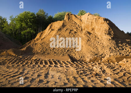 Schwere reifen Titel und einen Damm der Sand in einer kommerziellen Sandkasten Stockfoto