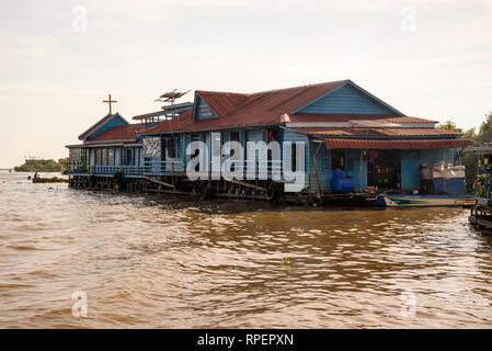 Römisch-katholische schwimmende Kirche von Chong Khneas am Tonle SAP See, Kambodscha, Heimat von Tausenden von vietnamesischen kambodschanischen Lebensunterhalt Fischer Stockfoto