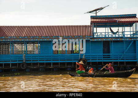 Schwimmende Dorfkirche am Tonle SAP See bei Siem Reap, Kambodscha Stockfoto