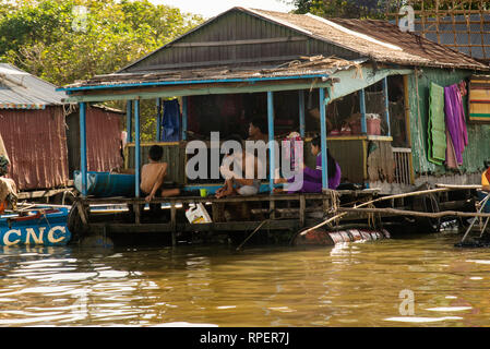 Kambodschanische Familie auf Tonle SAP See schwimmenden Fluss Dorf, Heimat von Tausenden von vietnamesischen kambodschanischen Lebensunterhalt Fischer. Stockfoto