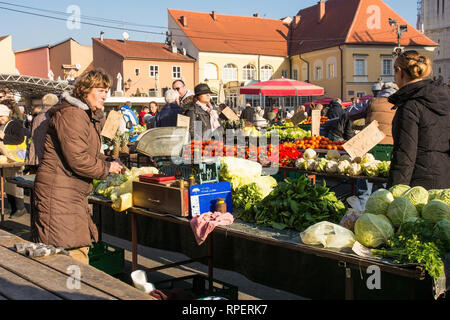 Zagreb, Kroatien - 29. Dezember 2018. Ein stall Inhaber wartet auf Kunden in der Dolac frisches Obst und Gemüse im Zentrum von Zagreb Stockfoto