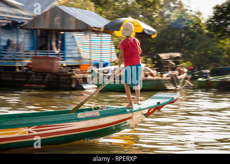 Schwimmendes Dorf und junger vietnamesischer Junge am Tonle SAP Lake in Chong Khneas, einer Fischergemeinde in Kambodscha. Stockfoto