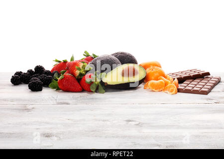 Satz von Eis Kugeln in verschiedenen Farben und Geschmacksrichtungen mit Beeren, Schokolade und Früchte auf dem Tisch Stockfoto