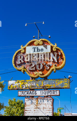 Zeichen für die Roarin' 20, einmal eine Bar und Restaurant, entlang der historischen Route 66 in Grants, New Mexico, USA [kein Eigentum Freigabe; für redaktionelle verfügbar Stockfoto