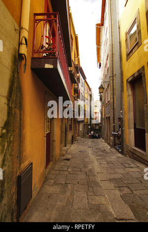 Schmale Gasse Porto in der Abendsonne Stockfoto