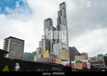 Von unten Ansicht von skyscraper Gebäude mit BD Bacatá, das höchste Gebäude des Landes (240 m). Bogota, Kolumbien. Sep 2018 Stockfoto