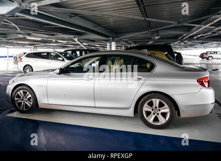 BASEL, SCHWEIZ - Mar 22, 2018: Luxus Silber BMW in modernen Flughafen Parkplatz geparkt Stockfoto