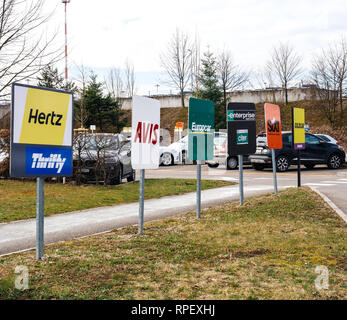 BASEL, SCHWEIZ - 22.MÄRZ 2018: Rent-a-car signage am Parkplatz des EuroAirport - Flughafen Basel Mulhouse Freiburg moderne für Hertz, Avis, Europcar, Goldcar, Sixt Stockfoto