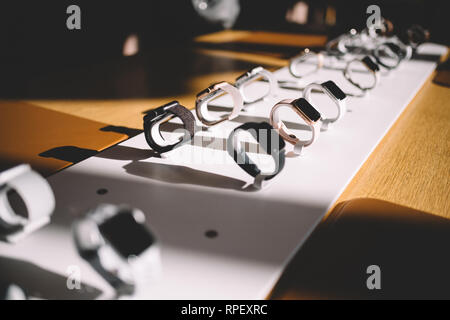 PARIS, Frankreich, 26.Oktober 2018: Held Objekt der neuesten Apple Watch Serie 4 im Apple Store Computer - perspektivische Ansicht mit flachen defokussiertem Hintergrund gedeckten Farben Stockfoto