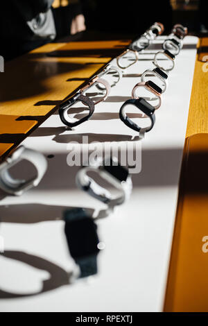 PARIS, Frankreich, 26.Oktober 2018: Held Objekt der neuesten Apple Watch Serie 4 im Apple Store Computer - Fokus auf Gold watch defokussiertem Hintergrund Stockfoto