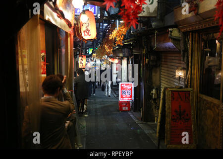 TOYKO, Japan - 05. Dezember 2016: Unbekannter Japaner Japaner zu Fuß zu den Restaurants Gasse in der Shinjuku-gegend in Toyko, Japan Stockfoto