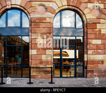 Straßburg, Frankreich - 26.Oktober 2018: Leere Eingang von Apple Store Computer während der Tag der Einführung des neuen iPhone X Stockfoto