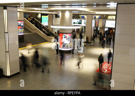 OSAKA, Japan - 07 Dezember, 2016: Unbekannter Japaner gehen obwohl die Osaka in Osaka, Japan Stockfoto