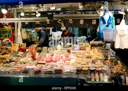 TOYKO, Japan - 05. Dezember 2016: Unbekannter japanischen Fischmarkt Sekretärin Vorbereitung der Fisch für die Clients in Tsukiji Fischmarkt in Toyko, Japan Stockfoto