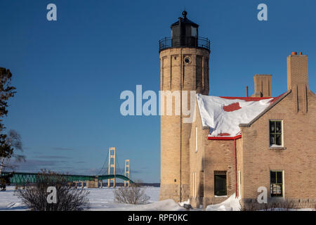 Mackinaw City, Michigan - Der alte Mackinac Point Lighthouse an der Straße von Mackinac. Der Leuchtturm betrieben von 1890 bis Die Mackinac Bridge op Stockfoto