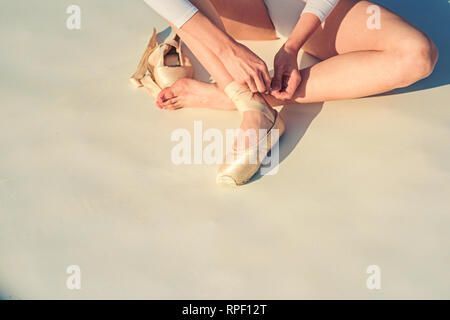 Tanz in der Pointe. Ballerina Schuhe. Ballerina Beine in weißen Ballett Schuhe. Schnürung Ballett Hausschuhe. Weibliche Füße in Pointe Shoes. Spitzenschuhe getragen von Stockfoto