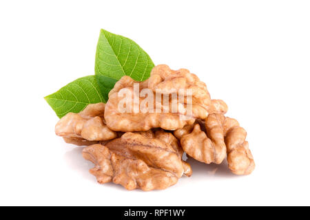 Walnüsse mit Blatt auf weißem Hintergrund Stockfoto