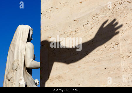 Rom - Detail einer neo-klassischen Skulptur und der Schatten einer Arm im Palazzo della civilta Italiana, auch als quadratische Kolosseum bekannt Stockfoto